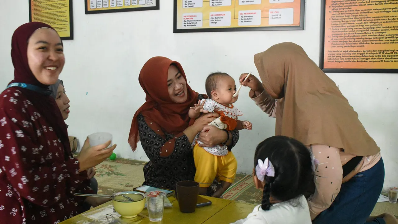 Pembuatan MPASI sederhana. (doc. KKN UNS 301)