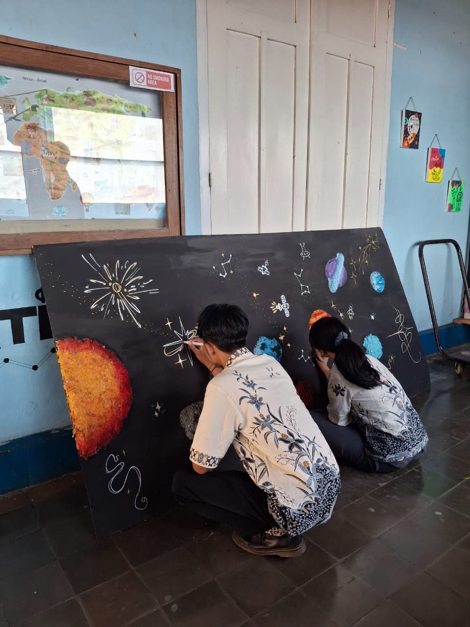Pembuatan Sistem Tata Surya untuk Science Corner oleh Mahasiswa Magang Kependidikan Terintegrasi (20/08/2025). (doc. pribadi)
