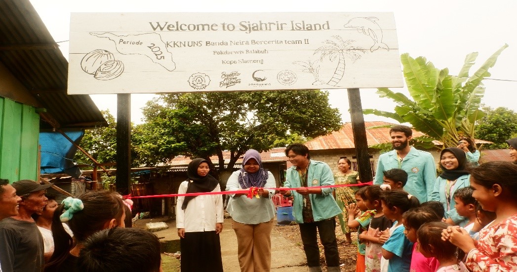 Pemotongan Pita Peresmian Ikon Kepulauan Syahrir. (doc. Tim II KKN UNS Banda Neira Bercerita)