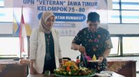 Pemotongan tumpeng dilakukan sebagai simbol penyatuan semangat dan selesainya tanggung jawab pengabdian di lokasi KKN. (doc. pribadi) Pemotongan tumpeng dilakukan sebagai simbol penyatuan semangat dan selesainya tanggung jawab pengabdian di lokasi KKN. (doc. pribadi)