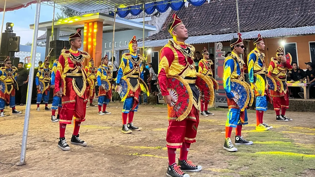 Penampilan memukau para penari Seni Angguk Mustika Sejati di Dusun Ngesrep, Desa Tegalrejo, Kecamatan Tengaran, Kabupaten Semarang, Selasa (22/7/2025) malam, menjadi bagian dari rangkaian peringatan Tahun Baru Islam 1 Muharram 1447 H. (doc. pribadi)