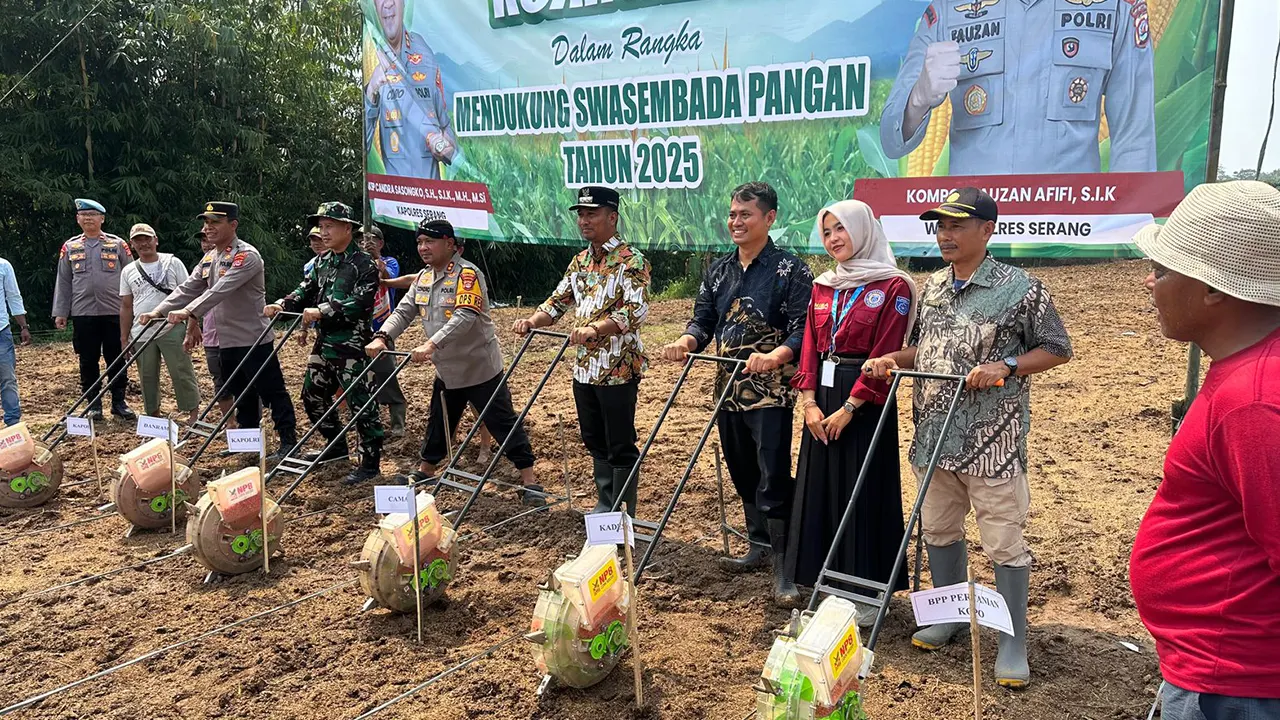 Penanaman bibit jagung secara simbolis yang dilakukan bersama oleh mahasiswa, warga, kepala desa Mohamad Abdulah All’amin, Babinsa Saepudin, dan Ketua Kapolres Kabupaten Serang AKBP Condro Sasongko, S.H., S.I.K., M.H., M.Si. (doc. KKM 78 UNIBA)