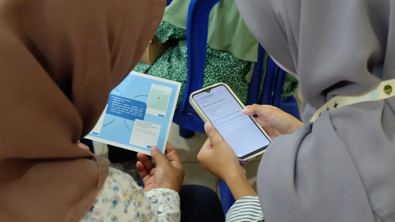 Pendampingan oleh Tim KKN 146 pendaftaran lokasi UMKM di google maps. (doc. KKN 146 UNS)