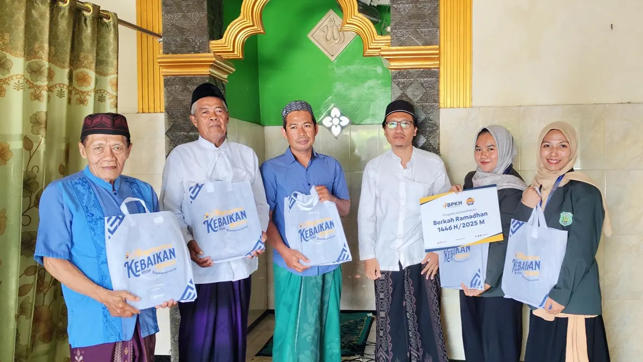 Penyaluran bantuan Al-Qur’an dan perlengkapan ibadah oleh BPKH RI melalui Lazisnu Jatim bersama mahasiswa KKN IAI Al-Khoziny Kelompok 01 di Desa Balongdowo, Sidoarjo. (doc. pribadi)