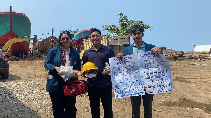 Penyerahan Alat Perlindungan Diri dan P3K ke pemilik galangan. (doc. Pribadi)