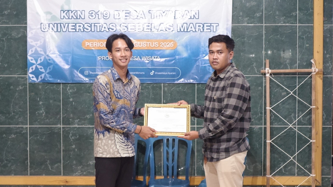 Penyerahan Logo Wisata Gunung Sepikul kepada Pengelola Wisata Gunung Sepikul. (doc. KKN 319 UNS)