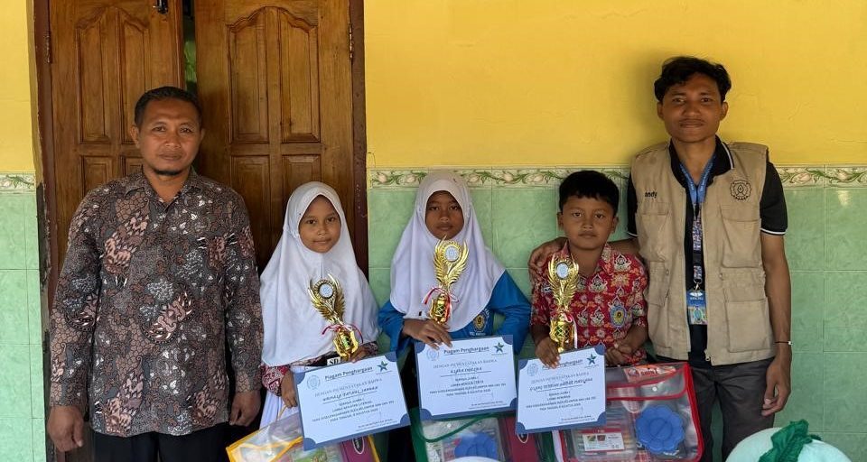 Penyerahan hadiah apresiasi kepada pemenang lomba. (doc. KKN Literasi UNS 352)