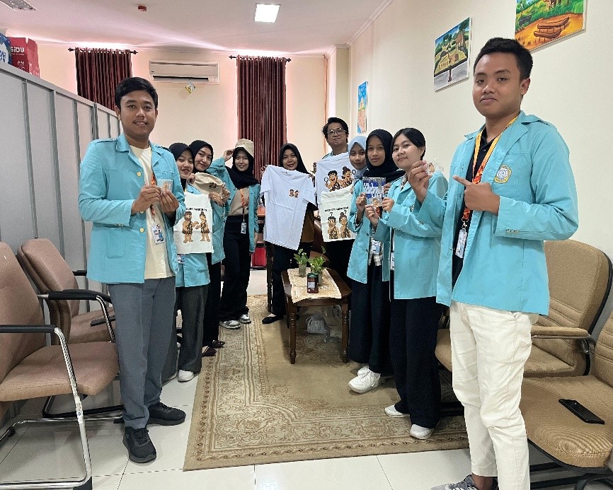 Penyerahan merchandise ke pihak Museum Manusia Purba Sangiran Klaster Dayu pada Selasa (19/08/2025). (doc. KKN 67 UNS)