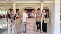 Penyerahan rak dan tatakan Al-Qur’an di Masjid Al-Ikhlas, Kampung Baru. Mahasiswa KKM UNIBA Kelompok 31 berharap fasilitas ini dapat menunjang kenyamanan jamaah dalam membaca dan menyimpan kitab suci. (doc. KKM 31 UNIBA)