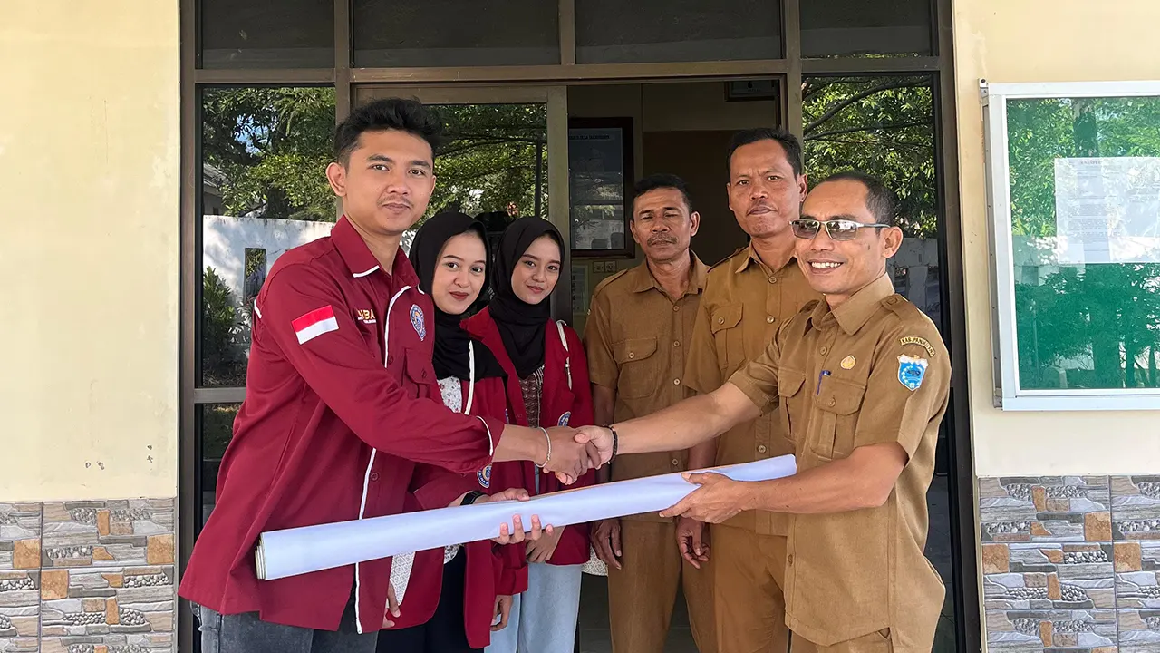 Penyerahan secara simbolis banner SOP informasi rinci terkait alur pelayanan dan dokumen persyaratan untuk berbagai jenis administrasi kependudukan. (doc. KKM 40 UNIBA)