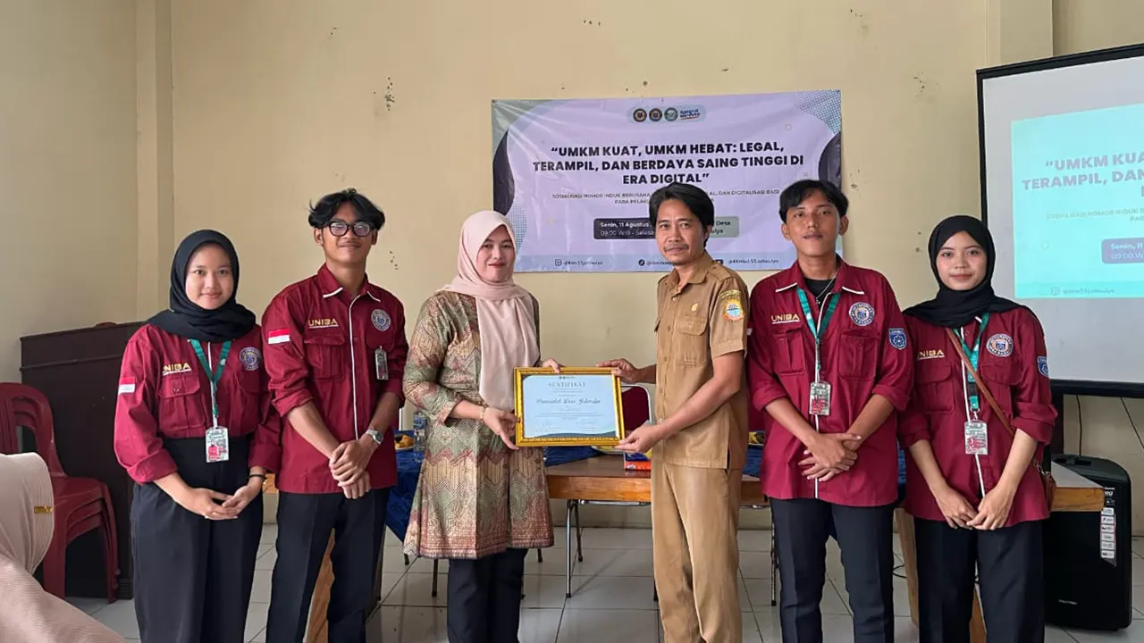 Penyerahan sertifikat kepada narasumber dalam kegiatan seminar bertema "UMKM Kuat, UMKM Hebat" yang digelar mahasiswa KKM 55 UNIBA di Desa Jatimulya, Lebak. (doc. KKM 55 UNIBA)