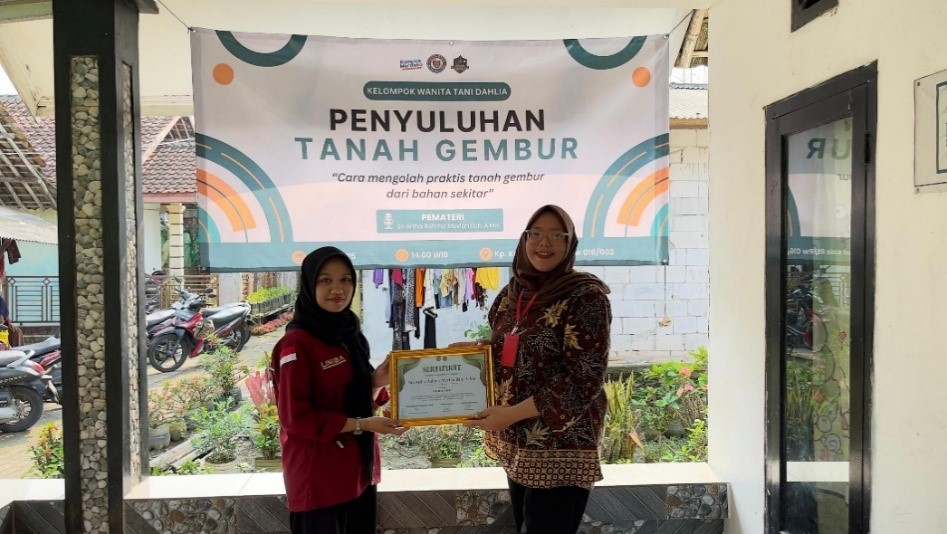 Penyerahan sertifikat pemateri kepada Ibu Sri Artha, diserahkan langsung oleh Ketua Pelaksana Faicha Nurhasna. (doc. KKM 75 UNIBA)