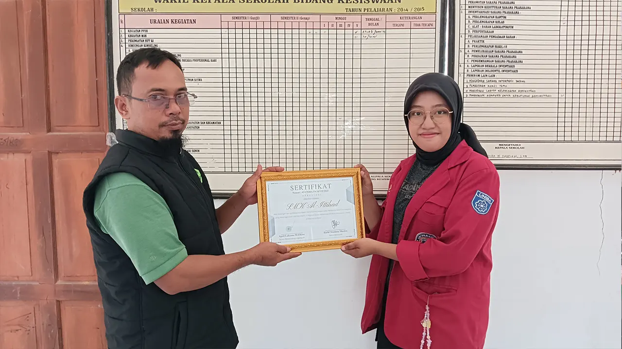 Penyerahan sertifikat sebagai simbol terima kasih dan penghargaan atas dukungan SMK Al-I'Tihad selama kegiatan KKM berlangsung. (doc. KKM 31 UNIBA)
