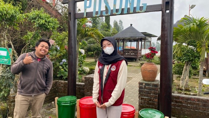 Penyerahan tong sampah di Kawasan Wisata Posong. (doc. KKN 334 UNS)