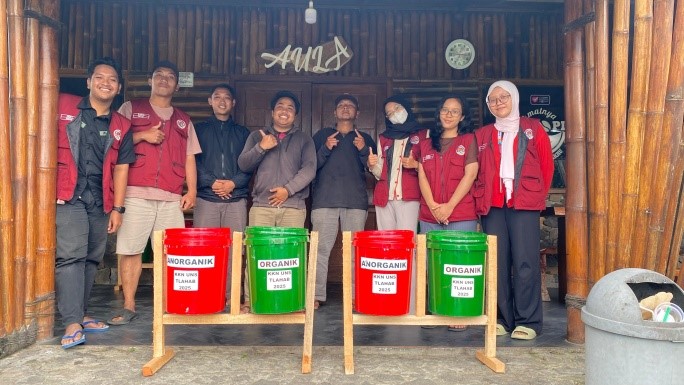 Penyerahan tong sampah di Kawasan Wisata Posong. (doc. KKN 334 UNS)