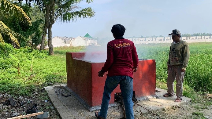 Percobaan Pembakaran Sampah. (doc. KKM 87 UNIBA)