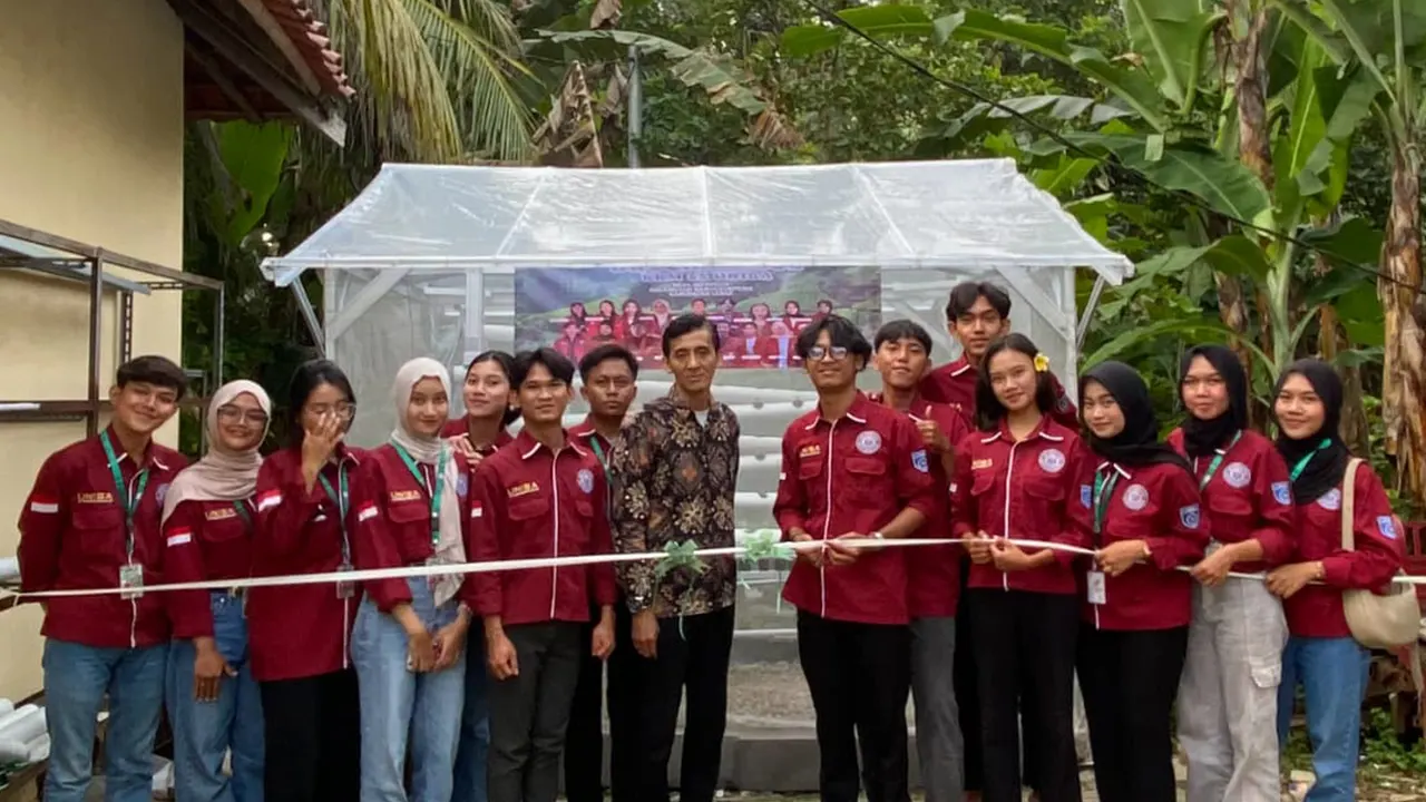 Peresmian greenhouse hidroponik di Desa Jatimulya sebagai wujud inovasi pertanian modern dan upaya memperkuat ketahanan pangan masyarakat. (doc. KKM 55 UNIBA)