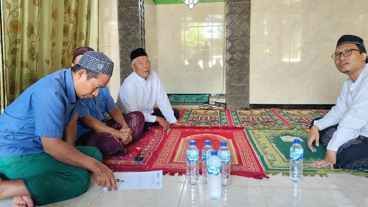Perwakilan Lazisnu Jatim dan mahasiswa KKN IAI Al-Khoziny berdiskusi bersama pengurus mushola Desa Balongdowo sebelum penyaluran bantuan Al-Qur’an dan perlengkapan ibadah. (doc. pribadi)