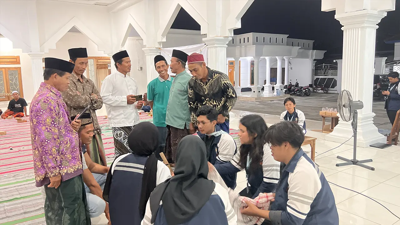 Peserta antusias melihat demonstrasi pemanfaatan limbah organik menjadi pupuk ramah lingkungan yang melibatkan kelompok tani di Desa Kebonagung. (doc. Tim 76 KKN-T Undip)