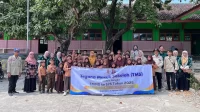 Peserta didik SDN 2 Soko berfoto bersama guru, Mahasiswa KKN, dan tim Tagana usai kegiatan “Tagana Masuk Sekolah” dalam rangka TMMD ke-125 Tahun 2025 di halaman sekolah, Kecamatan Temayang, Bojonegoro, Sabtu (2/8/2025). (doc. pribadi) Peserta didik SDN 2 Soko berfoto bersama guru, Mahasiswa KKN, dan tim Tagana usai kegiatan “Tagana Masuk Sekolah” dalam rangka TMMD ke-125 Tahun 2025 di halaman sekolah, Kecamatan Temayang, Bojonegoro, Sabtu (2/8/2025). (doc. pribadi)