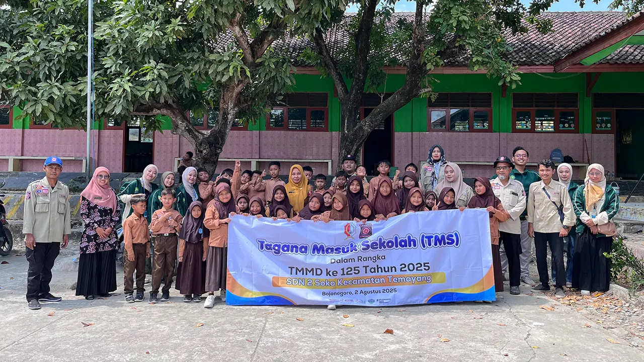 Peserta didik SDN 2 Soko berfoto bersama guru, Mahasiswa KKN, dan tim Tagana usai kegiatan “Tagana Masuk Sekolah” dalam rangka TMMD ke-125 Tahun 2025 di halaman sekolah, Kecamatan Temayang, Bojonegoro, Sabtu (2/8/2025). (doc. pribadi)
