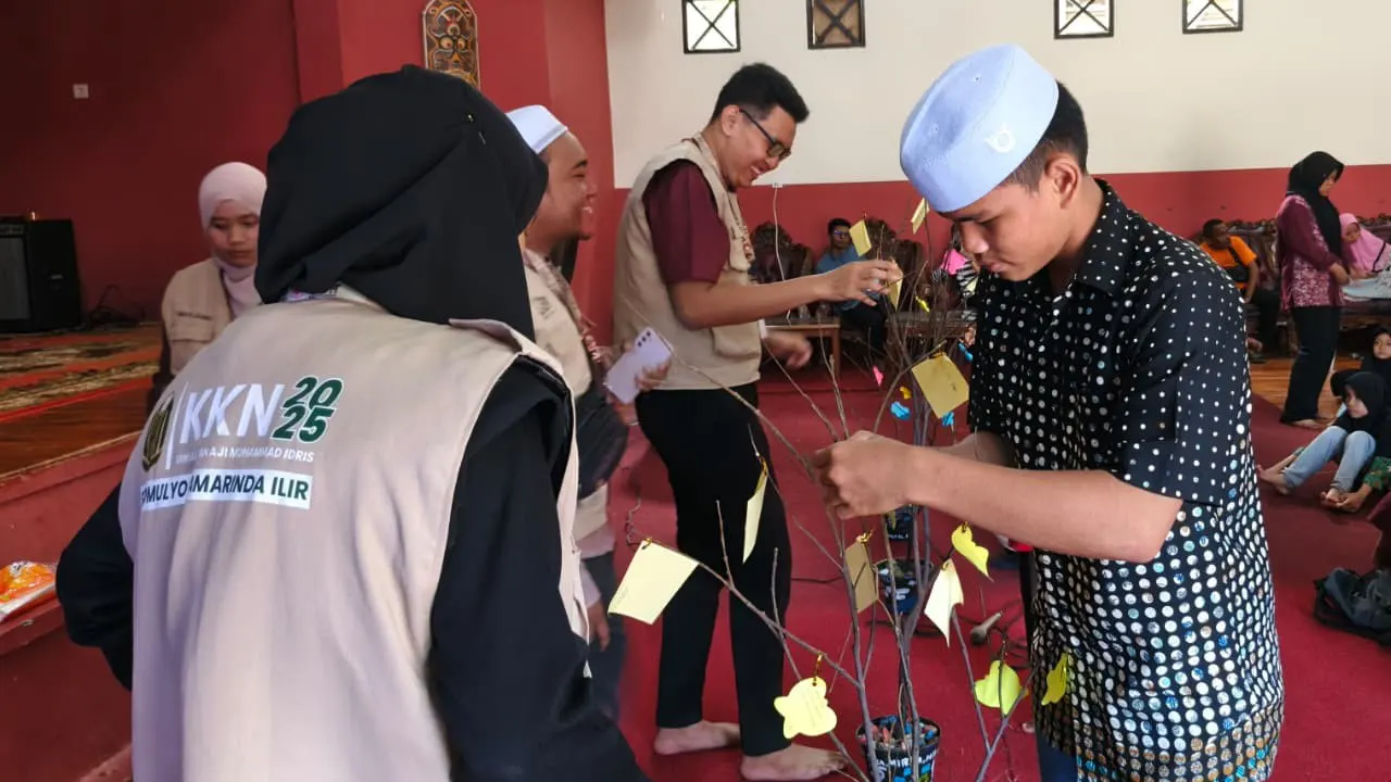 Peserta menuliskan cita-cita mereka di kertas warna-warni, kemudian menggantungkan kertas tersebut pada Pohon Impian yang berdiri di tengah ruangan. (doc. KKN UINSI Sidomulyo Samarinda Ilir)