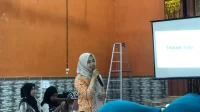Pinkan Marisca saat menyampaikan pemaparan mengenai etika dalam bermedia sosial, bagian dari program kerja KKN UNISRI yang menyasar ibu-ibu PKK Desa Sorogaten. (doc. Natasha)