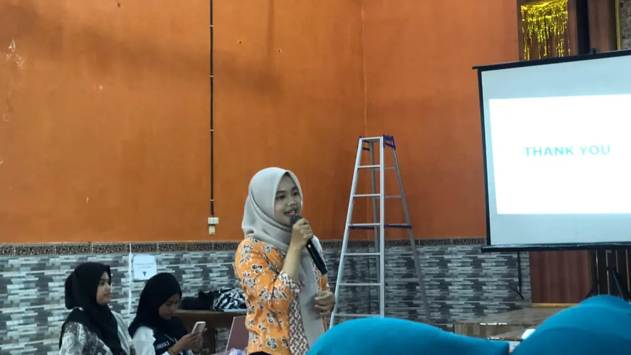 Pinkan Marisca saat menyampaikan pemaparan mengenai etika dalam bermedia sosial, bagian dari program kerja KKN UNISRI yang menyasar ibu-ibu PKK Desa Sorogaten. (doc. Natasha)