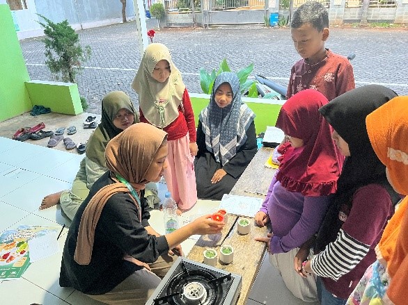 Potret kegiatan pembuatan lilin aromaterapi bersama anak TPA RW 06. (doc. KKNT-114 UNDIP)