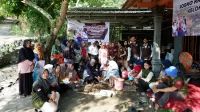 Praktikkan pembuatan bibit cabai metode soil block di hadapan anggota KWT Kajor Kulon, dengan fasilitasi mahasiswa KKN-PPM 75 UMBY. (doc. KKN-PPM 75 UMBY) Praktikkan pembuatan bibit cabai metode soil block di hadapan anggota KWT Kajor Kulon, dengan fasilitasi mahasiswa KKN-PPM 75 UMBY. (doc. KKN-PPM 75 UMBY)