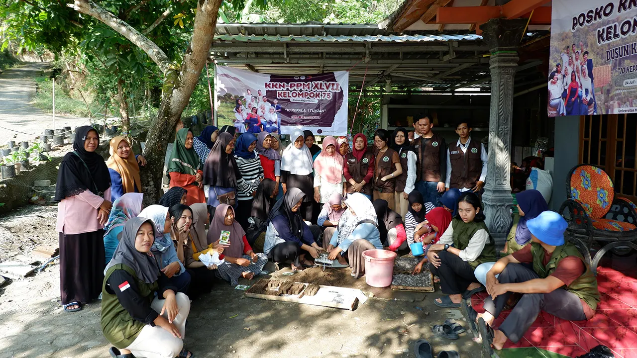 Praktikkan pembuatan bibit cabai metode soil block di hadapan anggota KWT Kajor Kulon, dengan fasilitasi mahasiswa KKN-PPM 75 UMBY. (doc. KKN-PPM 75 UMBY)