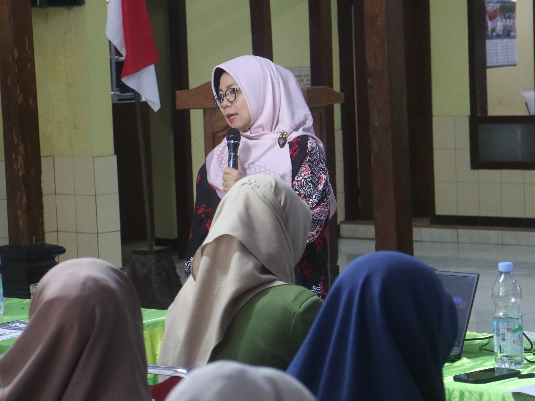 
Prof. Dr. Dwi Suhartini, M.Ak., CMA saat menyampaikan materi. (doc. Tim Abdimas dari UPN “Veteran” Jawa Timur)