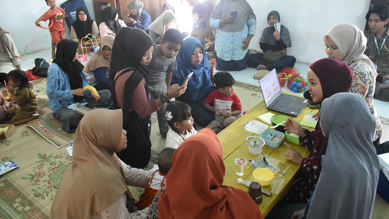 Program Kerja KKN 301 UNS, pembuatan MPASI sederhana dengan ibu-ibu posyandu Desa Musuk. (doc. KKN UNS 301)