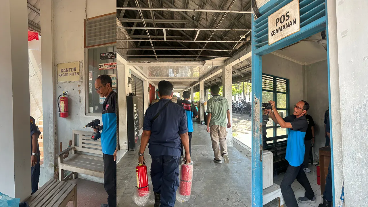 Proses pemasangan APAR oleh pihak penyedia bersama tim KKN. (doc. KKN 132 UMBY)