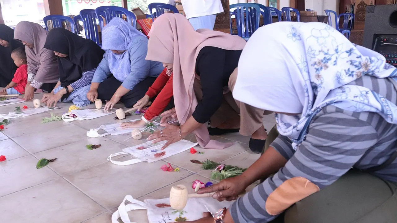 Proses pembuatan ecoprint bersama ibu-ibu PKK Desa Musuk. (doc. KKN UNS 301)