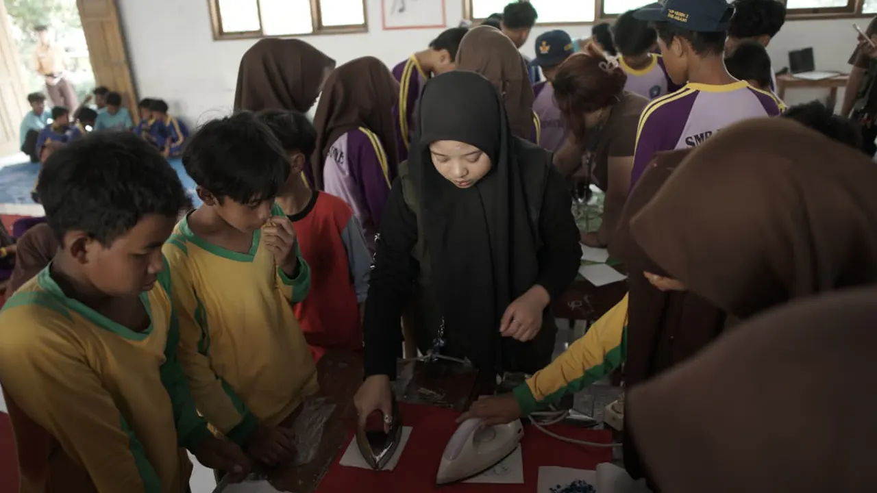 Proses pembuatan gantungan kunci oleh siswa-siswi SMP 3 Sine. (doc. KKN 245 UNS)