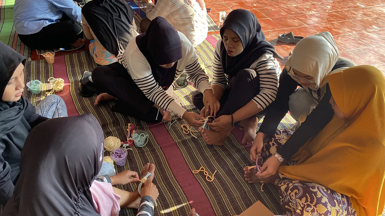 Proses pembuatan kerajinan tali macrame bersama ibu-ibu kader PKK Desa Legokulon. (doc. pribadi)