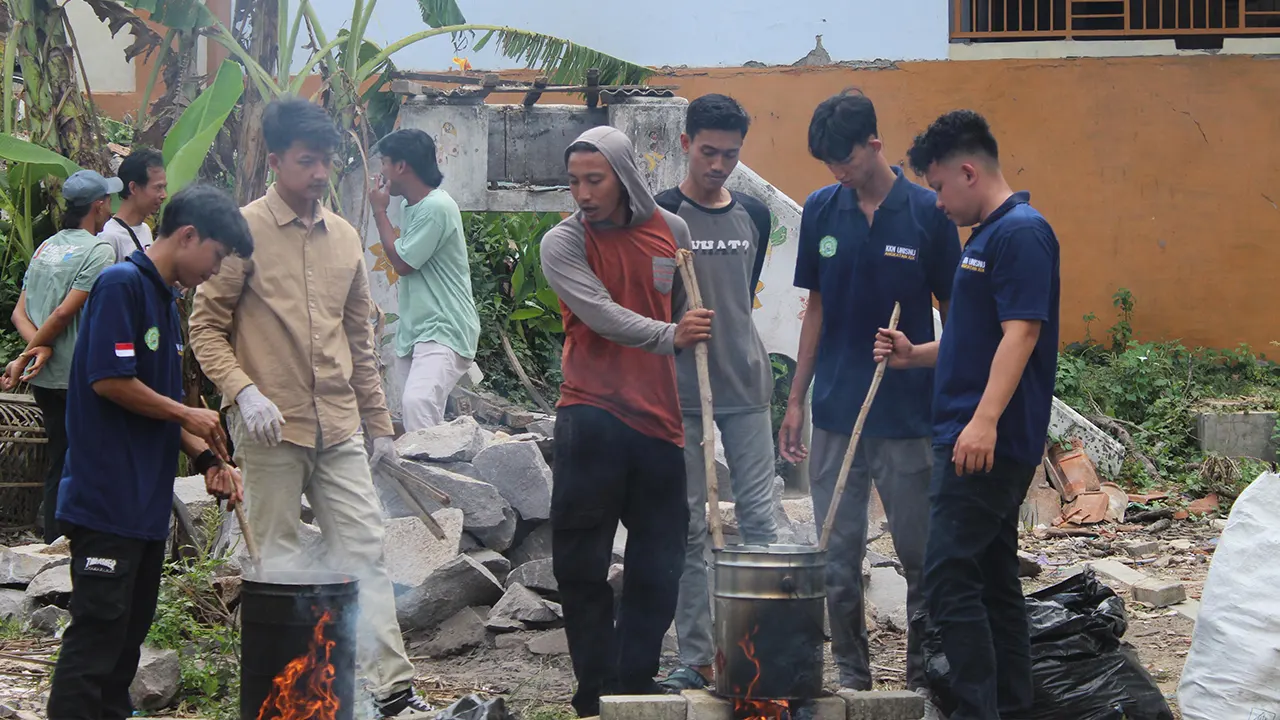 Proses pembuatan paving block dari sampah plastik. (doc. KKN XIX Sulang UNISNU Jepara)
