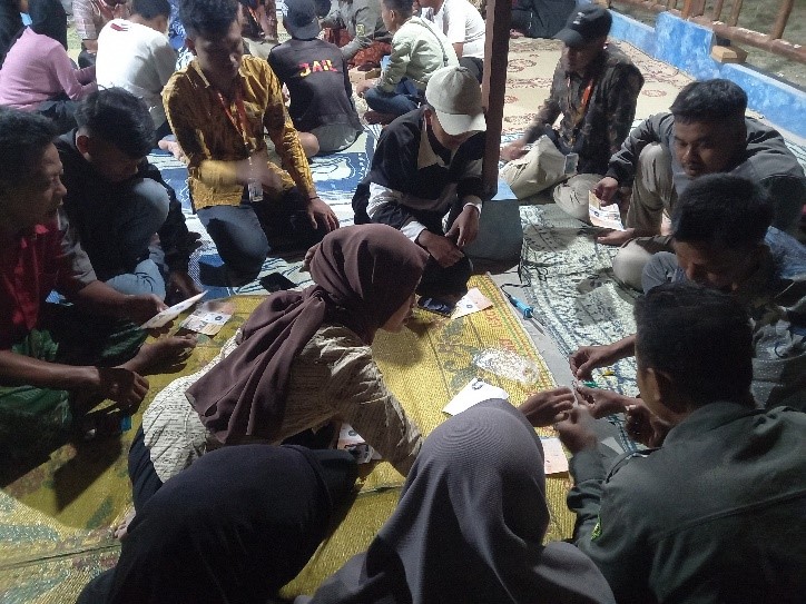 Proses pembuatan sensor pendeteksi api sederhana dipandu oleh Valentina Collins, dan dilanjutkan oleh Isnawi Nurjanah, Miranda dan Dini Febriyanti yang telah dibagi masing-masing kelompok. (doc. KKN Kelompok 65 UNS)