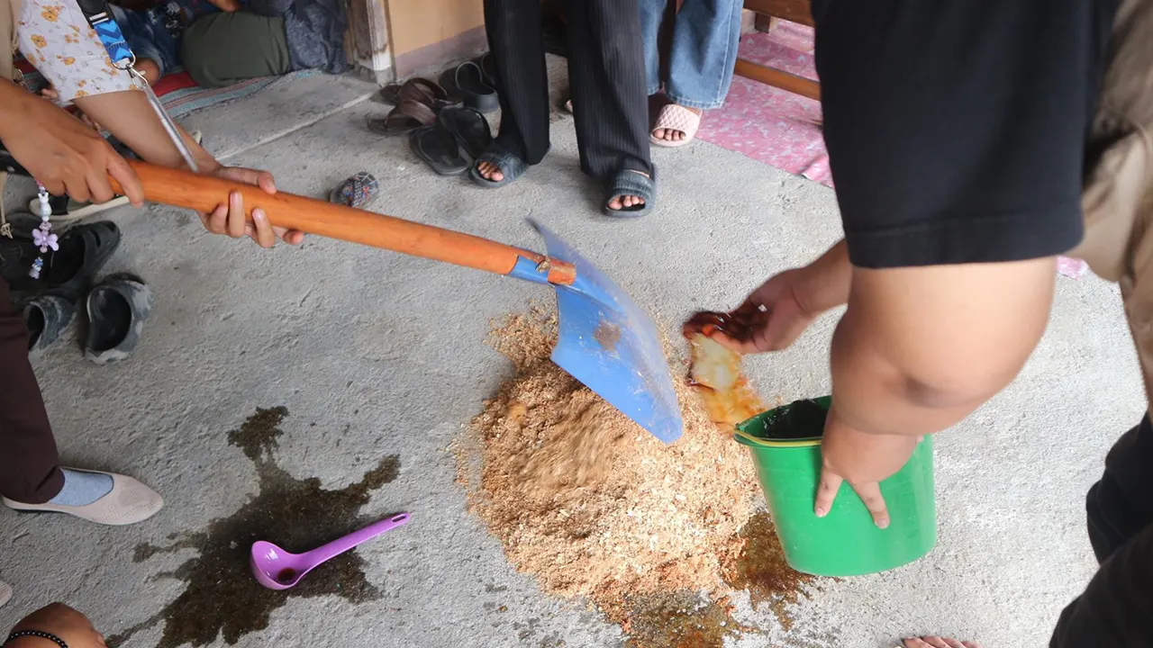 Proses pencampuran larutan gula dan EM4 ke serbuk gergaji. (doc. KKN 298 Sragen)