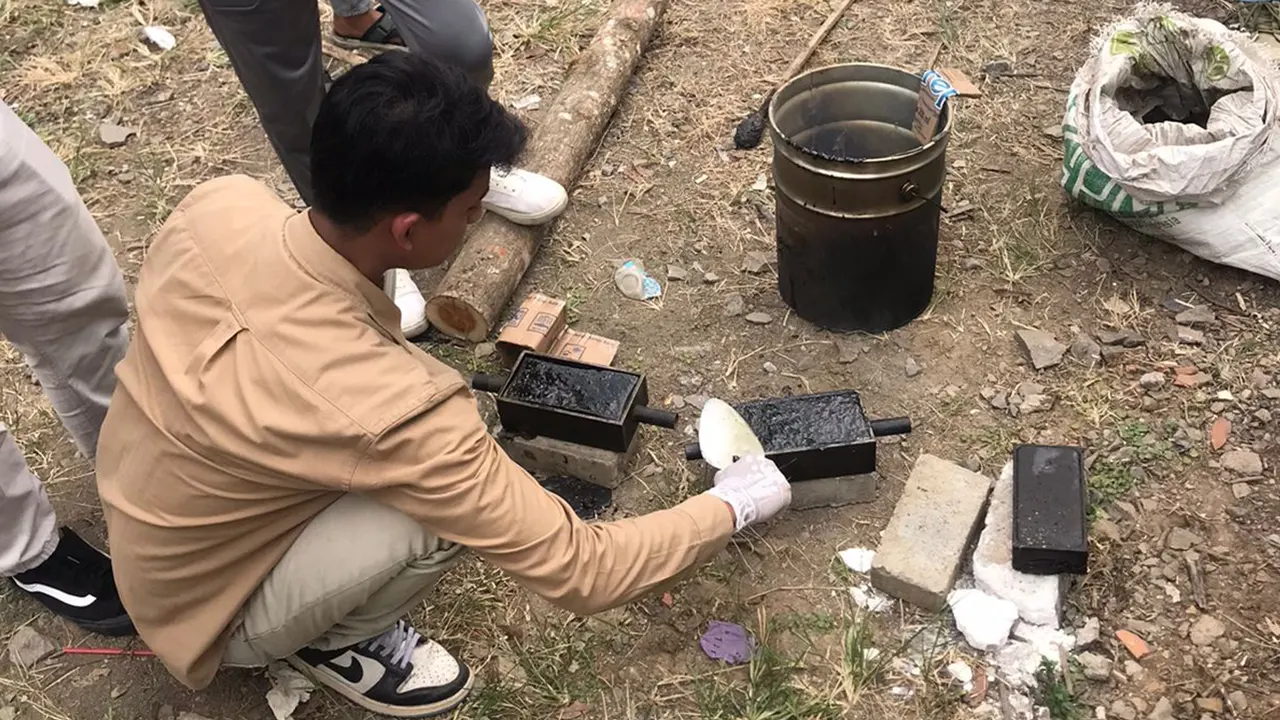 Proses pencetakan paving block dari sampah plastik. (doc. KKN XIX Sulang UNISNU Jepara)