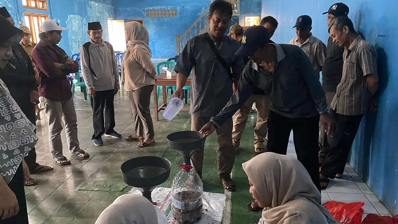 Proses pengolahan limbah kulit kopi menjadi pupuk organik cair. (doc. KKN 326 UNS)