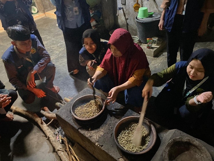 Proses penyangraian biji kopi oleh mahasiswa KKN 251 bersama anggota KTH Buana Jaya I. (doc. KKN 251 UNS)