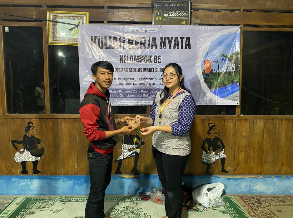 Proses penyerahan alat sensor pendeteksi api sederhana oleh Valentina Collins kepada ketua karangtaruna Lucky Satria. (doc. KKN Kelompok 65 UNS)