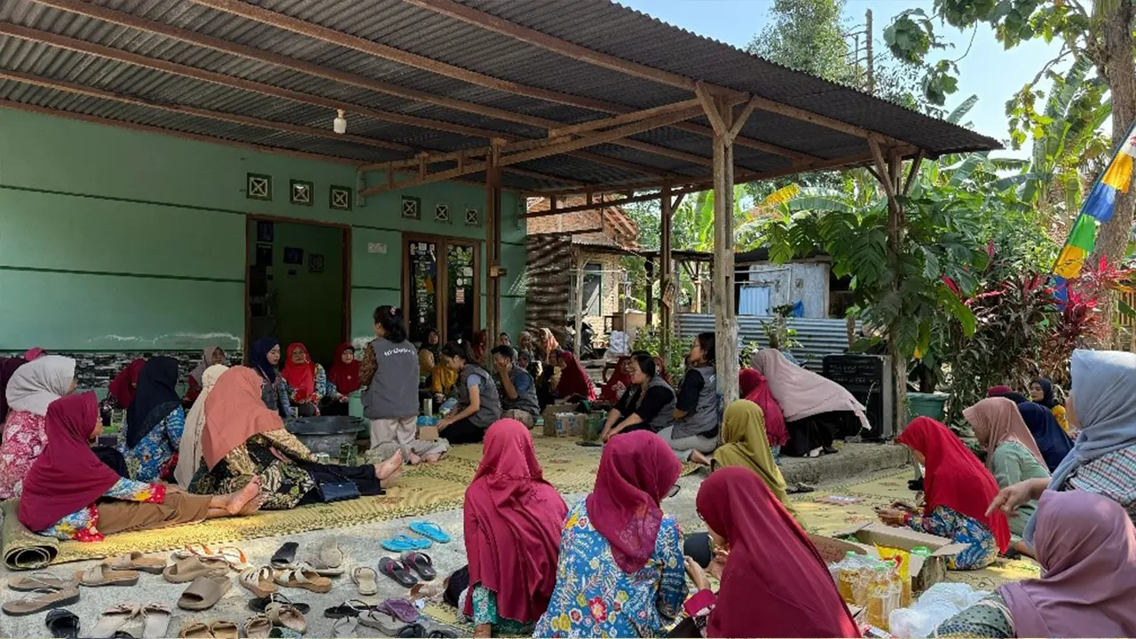 Proses praktik pembuatan sabun cuci piring. (doc. KKN 71 UMBY)