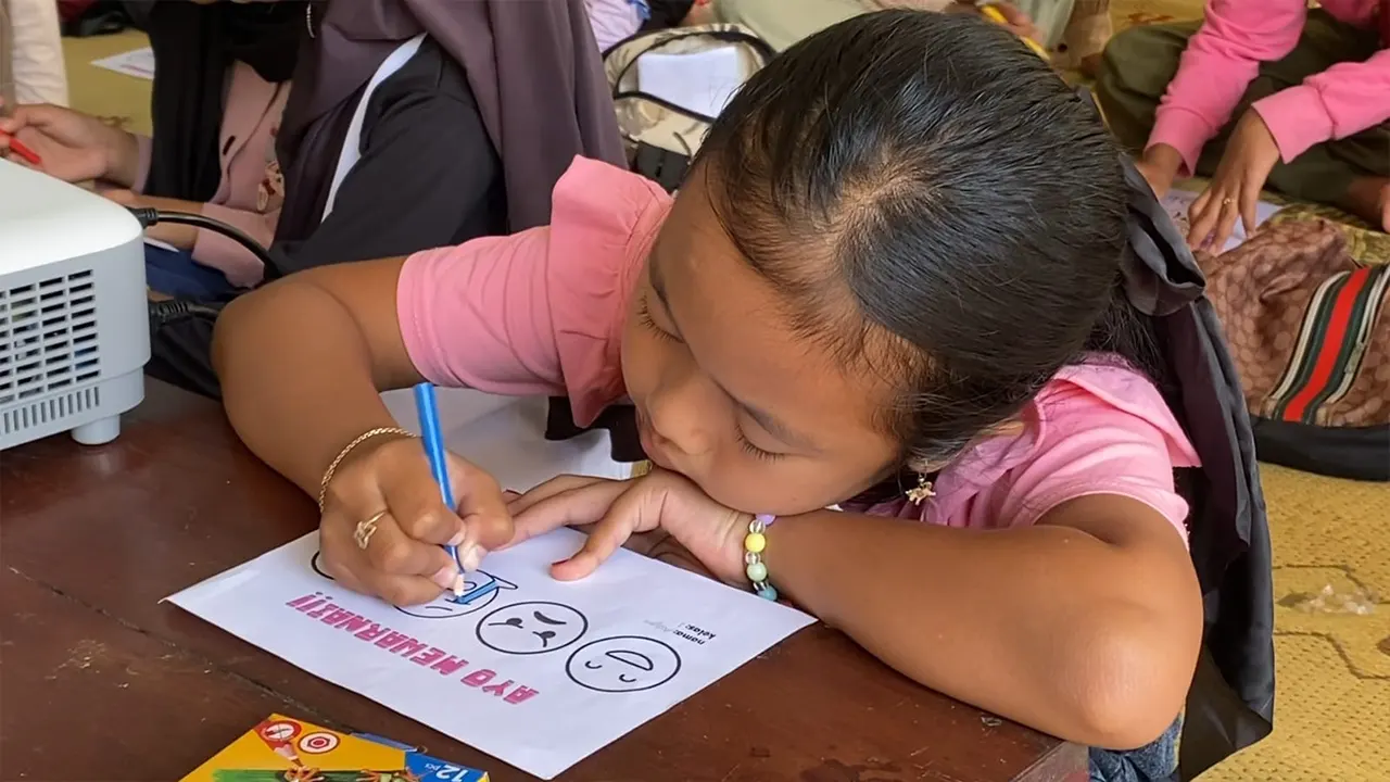 Salah satu anak saat mewarnai sekaligus mengekspresikan perasaan yang ia rasakan. (doc. KKN 44 UMBY)