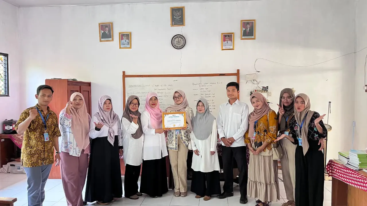 Sebagai bentuk apresiasi, Mahasiswa KKM Kelompok 31 menyerahkan sertifikat kepada SDN Karya Utama 2 atas dukungan dan kerja sama selama pelaksanaan program kerja KKM. (doc. KKM 31 UNIBA)
