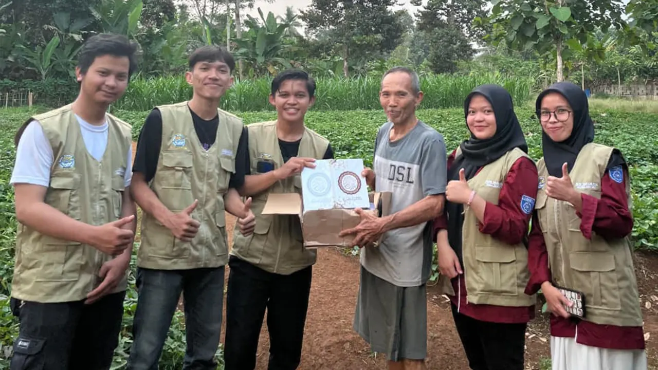 Sebanyak 10 eksemplar Al-Qur’an diserahkan kepada Masjid Raudhatul Jannah, Kampung Cilanggawe. Bantuan ini merupakan hasil donasi masyarakat yang digalang melalui media sosial. (doc. KKM 31 UNIBA)