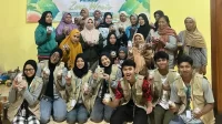Semangat warga Desa Giriharjo bersama KKN 51 UNS dalam berinovasi melalui pelatihan pembuatan lilin aromaterapi berbahan dasar minyak jelantah. (doc. KKN 51 UNS)