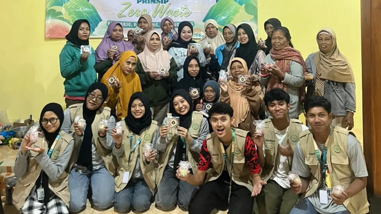 Semangat warga Desa Giriharjo bersama KKN 51 UNS dalam berinovasi melalui pelatihan pembuatan lilin aromaterapi berbahan dasar minyak jelantah. (doc. KKN 51 UNS)